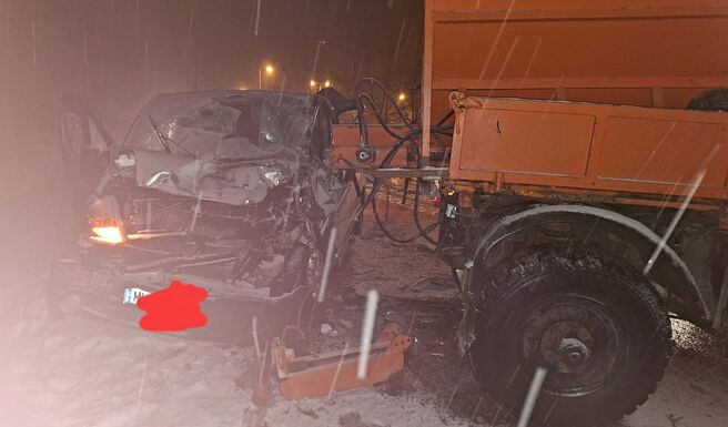 Kisbusz és hókotró ütközött – Öt sérült kórházba került