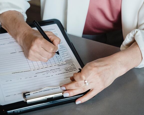 Az alkotmánybíróság dönti el, kapunk-e pénzt a betegszabadság első napjára