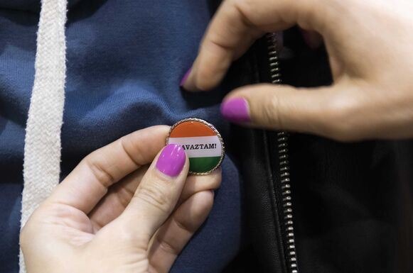 Rendkívüli parlamenti ülésen venné el a határon túli magyarok szavazati jogát a DK