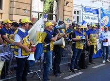 A pedagógusok bére és munkakörülményei miatt tüntetnek szerdán a szakszervezetek