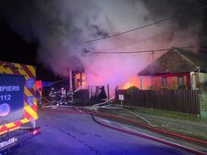 Súlyos tűzeset Maros megyében: leégett egy ház, a tűz átterjedt egy másikra is (VIDEÓ)