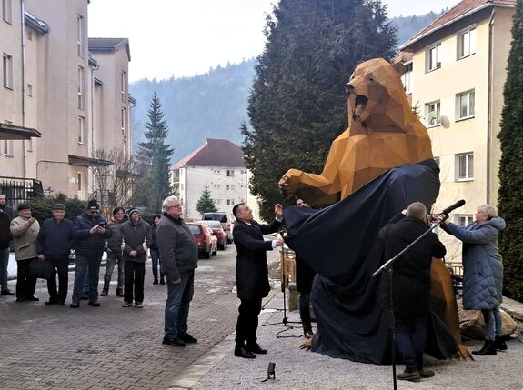 Monumentális medveszobrot avattak Tusnádfürdőn