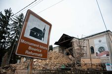 FRISSÍTVE: Nem találtak áldozatokat a szilágycsehi templomtorony romjai alatt – Vizsgálat indul a munkálatok ellenőrzésére (VIDEÓ)