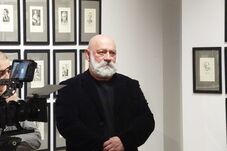 Siklódy Ferenc grafikusművész tart tárlatvezetést Székelyudvarhelyen