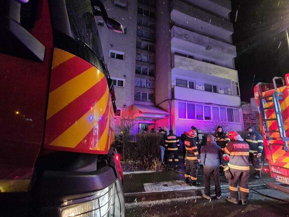 FRISSÍTVE – Lakástűz Sepsiszentgyörgyön: két sérültet vittek kórházba, negyven lakót evakuáltak (FOTÓK)