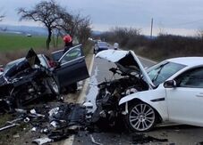 Két autó ütközött, hárman kórházba kerültek