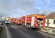 Kigyulladt egy személygépkocsi és egy épület Maros megyében