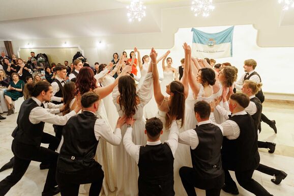 Fénybe öltözött hagyomány – Idén is közösséget ünnepelt a Bethlen-bál Nagyenyeden (VIDEÓ)