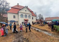 A hagyomány nem poros vitrinbe való dísz – Eltemették a telet Felső-Háromszéken (VIDEÓ)