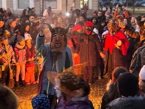Maskarások, tűz, tánc, télbúcsúztatás – Sepsiszentgyörgyön elűzik a telet