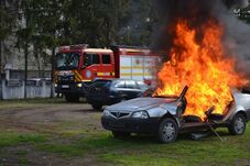 Online kihívásra válaszolva gyújtott fel autókat egy brassói kamasz – Élőben közvetített