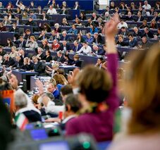 Az Európai Parlamentben letiltották a mesterséges intelligencia-funkciókat a szolgálati eszközökön