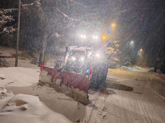 Hó és jeges utak Erdélyben – Nagy erőkkel dolgozik az útügy