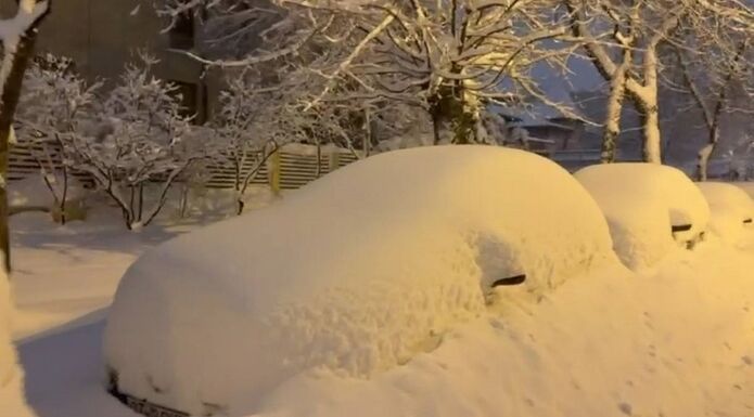 Tombol az ítéletidő: A rendkívüli havazás megbénította a közlekedést (VIDEÓ)