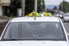 Holtan találtak egy férfit egy parkoló taxiban
