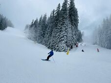 Kijelöletlen lejtőre tévedt egy síelő, patakba zuhant és megsérült (VIDEÓ)
