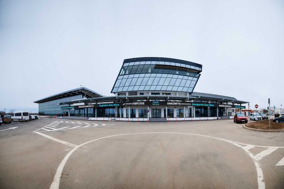 A Szatmárnémeti-Bukarest repülőjárat megszüntetése ellen küzd a szatmári prefektus