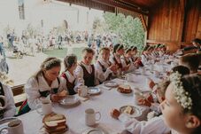 Kisebb lakodalom vagy családi ebéd? – Az elsőáldozás ára Székelyföldön