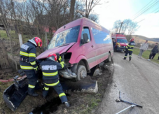 Tizenegy személyt szállító busz balesetezett Maros megyében