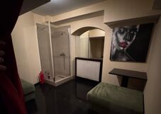 Kizsákmányolás egy sztriptízklubban – Több tucat fiatal lányt kényszerítettek prostitúcióra