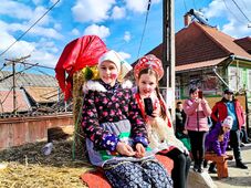 „Ha egy székely is marad a Földön, a jókedv megmarad” – Elbúcsúztatták a telet a Hargita megyei farsangolók