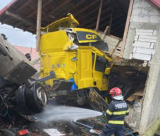 Lakóházba csapódott egy kamion