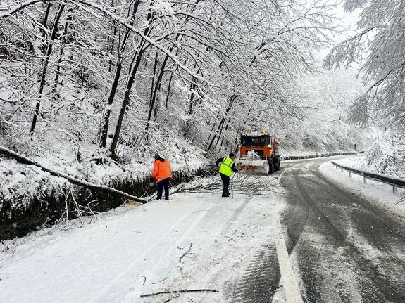 Önkéntesek, rabok is takarították a havat Erdélyben (VIDEÓ)