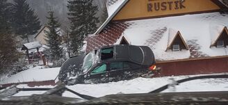 Elképesztő baleset: panzió tetején akadt fenn egy autó (VIDEÓ)