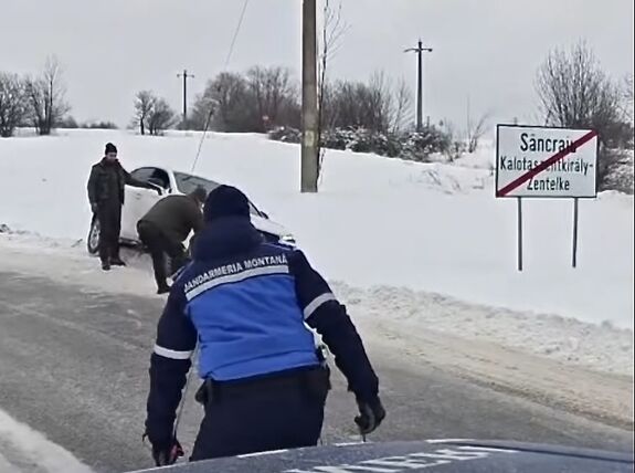Megcsúszott egy kétgyermekes család autója Kolozs megyében (VIDEÓ)
