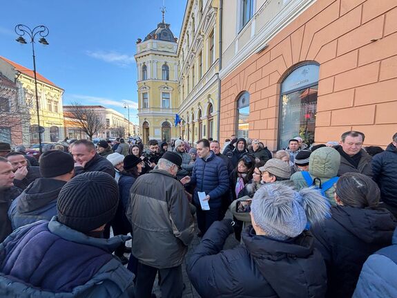Forrnak az indulatok Sepsiszentgyörgyön: tüntetők és polgármester adóvitája az utcán (VIDEÓ)