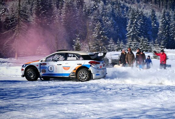 Klasszikus autók, hideg és francia siker – Jubileumi Winter Romania Historic Rally Kommandón (VIDEÓ)