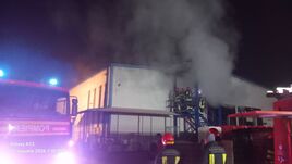 FRISSÍTVE – Kigyulladt egy húsüzem csarnoka Gyergyószentmiklóson – öt tonna alapanyag semmisült meg (VIDEÓ)