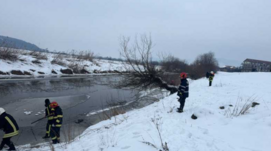 FRISSÍTVE – Tragikus szánkózás Szamosújváron: elragadt két kisgyermeket a jeges folyó