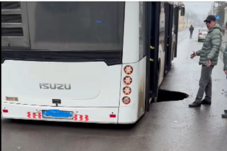 Óriási kátyú az aszfalton – Egy utasokkal teli autóbusz hátsó kerekei beleestek (VIDEÓ)