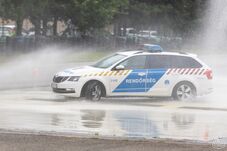 Félelmetes becsapódás: Szétzúzta a parkoló autókat, majd átrepült felettük (VIDEÓ)