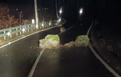 Kőomlásveszélyre figyelmeztet az útkezelő: fokozott óvatosságra intenek a hegyi utakon