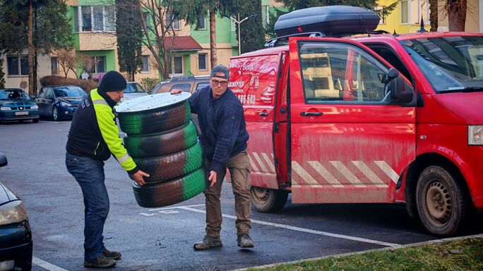 Új életet kaptak a kopott gumiabroncsok: macskalakok születtek belőlük Kézdivásárhelyen (VIDEÓ)