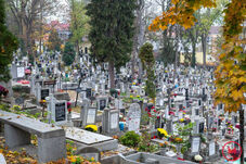 Mégsem tiltják ki a temetőkből a koszorúkat Zilahon