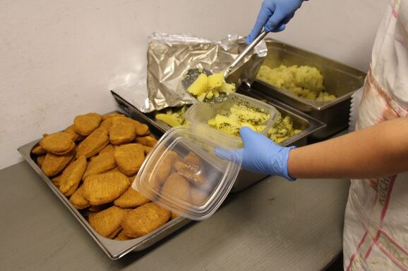 Meleg étel az ajtóig: így segít a Caritas az időseknek, rászorulóknak télen is