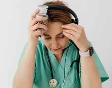 Mi lesz a fizetésekkel az egészségügyben? – Teljesítményalapú bérezést lebegtet a miniszter