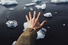 Jeges vízből mentettek ki egy férfit Tordán