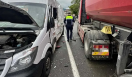 Teherautó és kisbusz ütközött, sok a sérült
