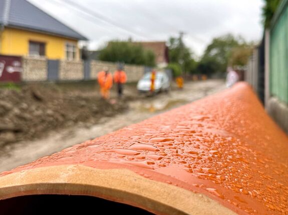 Elöntötte a szennyvíz a pincéket Kovásznán – Büntetés és ledugózás a szabályszegőknek