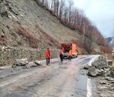 Kiderült, mennyi pénzt kap nyolc év pereskedés után a sofőr, aki nekiment egy lezuhant sziklának