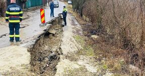 Elárasztott udvarok, kidőlt fák és földcsuszamlás – Sok helyen okozott kárt a vihar