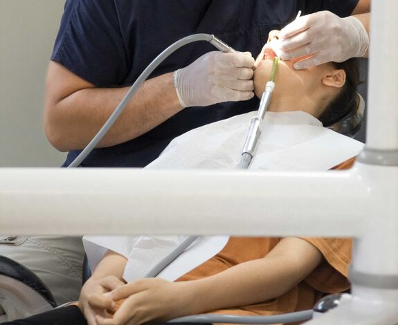 Implantátum vagy hagyományos fogpótlás? – Dr. Pálffy Balázs fogorvossal beszélgettünk