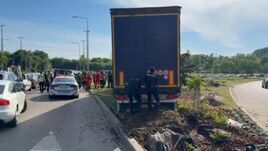Erdélyi sofőr okozott pánikot: az elszabadult kamion több járművet letarolt, két sérült kórházban (VIDEÓ) 