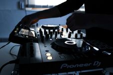 Itthon vették őrizetbe a férfit, aki norvég klubokból lopta a DJ-felszerelést
