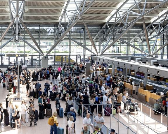 Kiürítették a hamburgi repülőtér tranzitzónáját, utasokat szállítottak le a gépekről