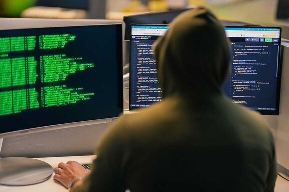 Orosz hackerek, ázsiai internetes csalók: miért ér minket egyre több kibertámadás?